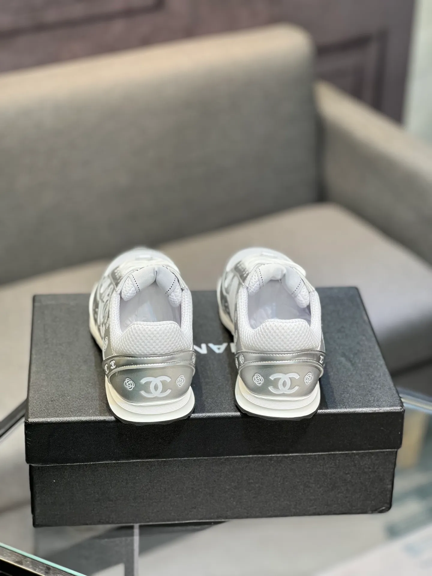 Men's men's shoes 💰640 Exclusive real shot (top version) CHANEL Chanel 2025ss color matching thick-soled casual sports shoes and sneakers. The counter is synchronized. The counter is very popular. A shoe that is very difficult to buy. The most popular thick-soled panda shoes on the Internet. It can be imagined that Xiaoxiang control can't miss it. It has both good looks and comfort. Simple and versatile white shoes. The thick sole increases the height and is super versatile. Close your eyes and wear it. Whoever wears it will look better. Upper: calfskin Lining: imported sheepskin lining Outsole: TPU original outsole Size: 35-44 (customized for women 41 and 40, and 45 for men)